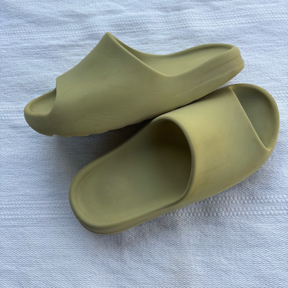 Adidas Yeezy Slides in the "Resin" colorway size mens us 11 - Picture 12 of 12